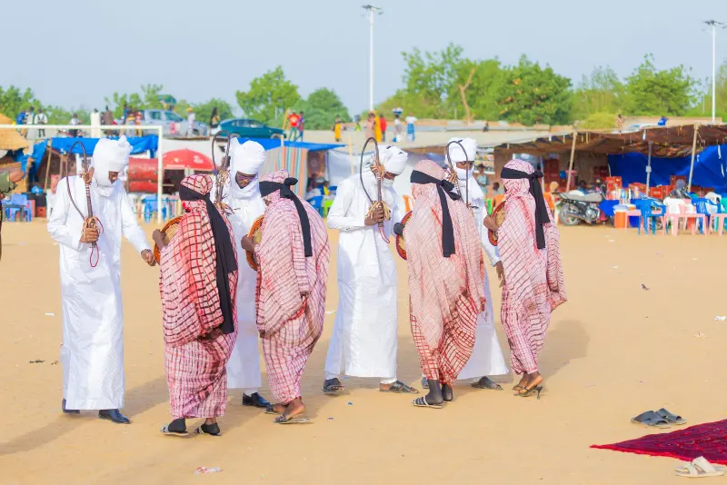 Danseurs en tenue traditionnelle au festival Une Commune, Mille Cultures